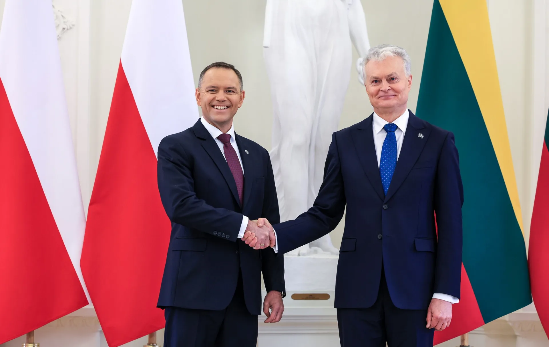 Nawrocki w Wilnie: Rosja pozostaje zagrożeniem „niezależnie od ustroju”. Wspólny przekaz z Litwą i Ukrainą